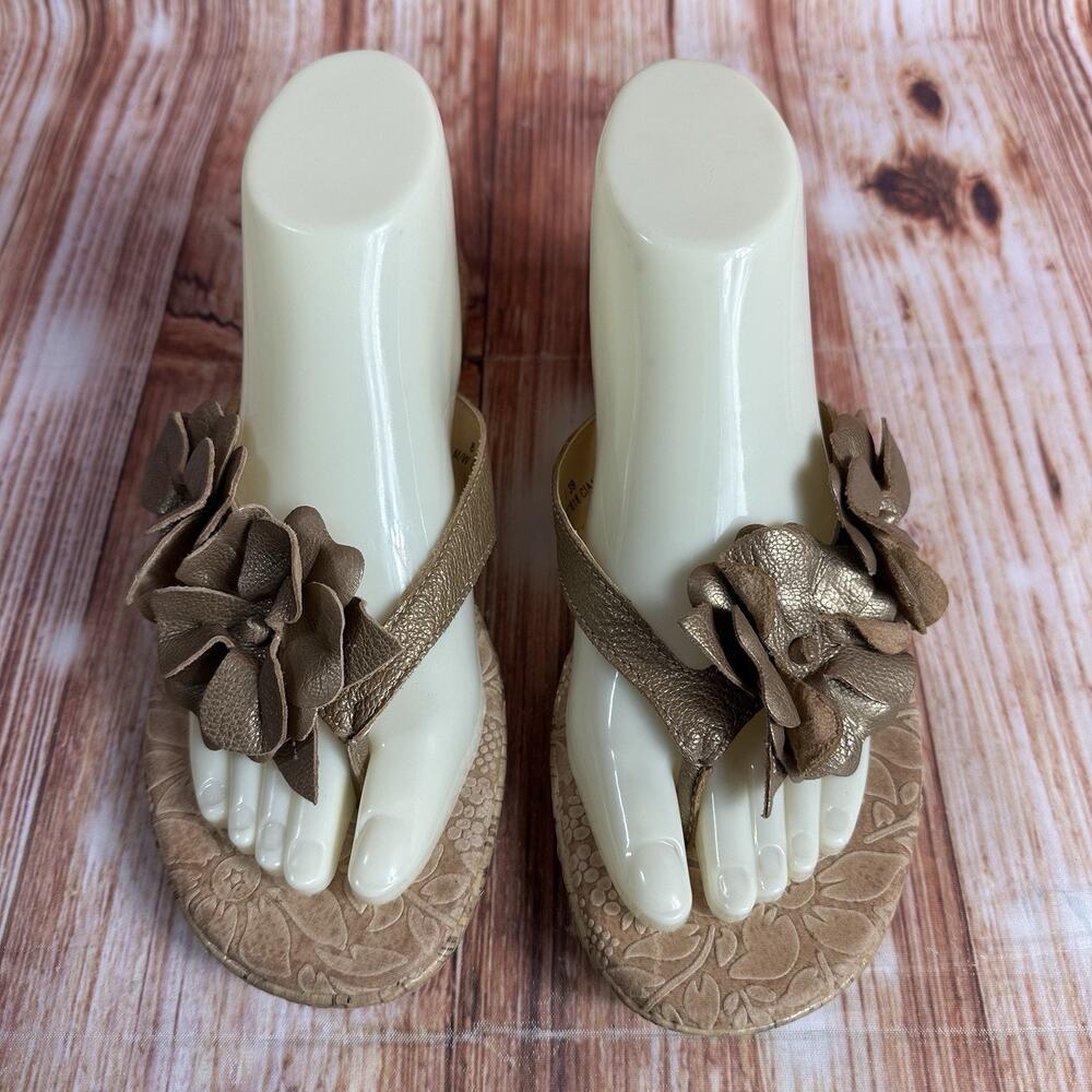 BOC Born Concept Size 8 Bronze Leather Floral Cork Low Wedge Thong Sandals Shoes - Picture 3 of 13